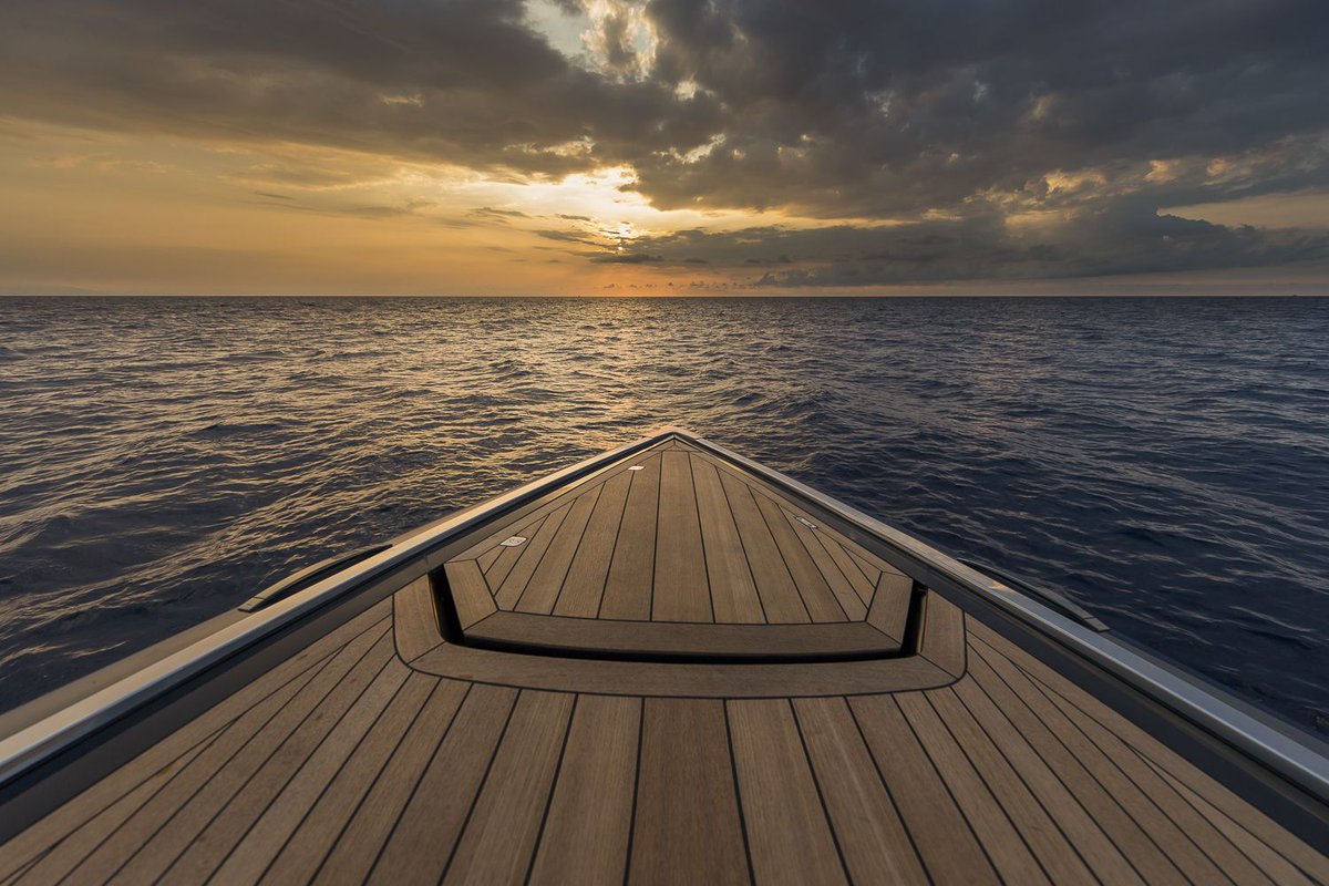 Early sunsets, beautiful views. Taking it all in aboard the #AM37
#AstonMartin #Powerboat #DriveTheWaves #craftsmanship #sunset