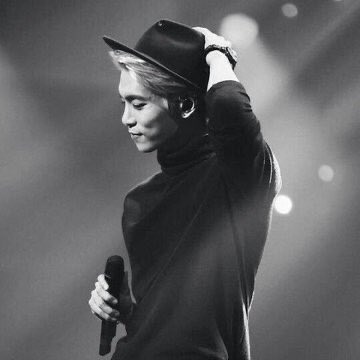 Hmn2_a's tweet photo. Rest in peace #sulli
Some people need to understand that celebrities are also humans😭
#Jonghyun https://t.co/0MpvcpoOj0