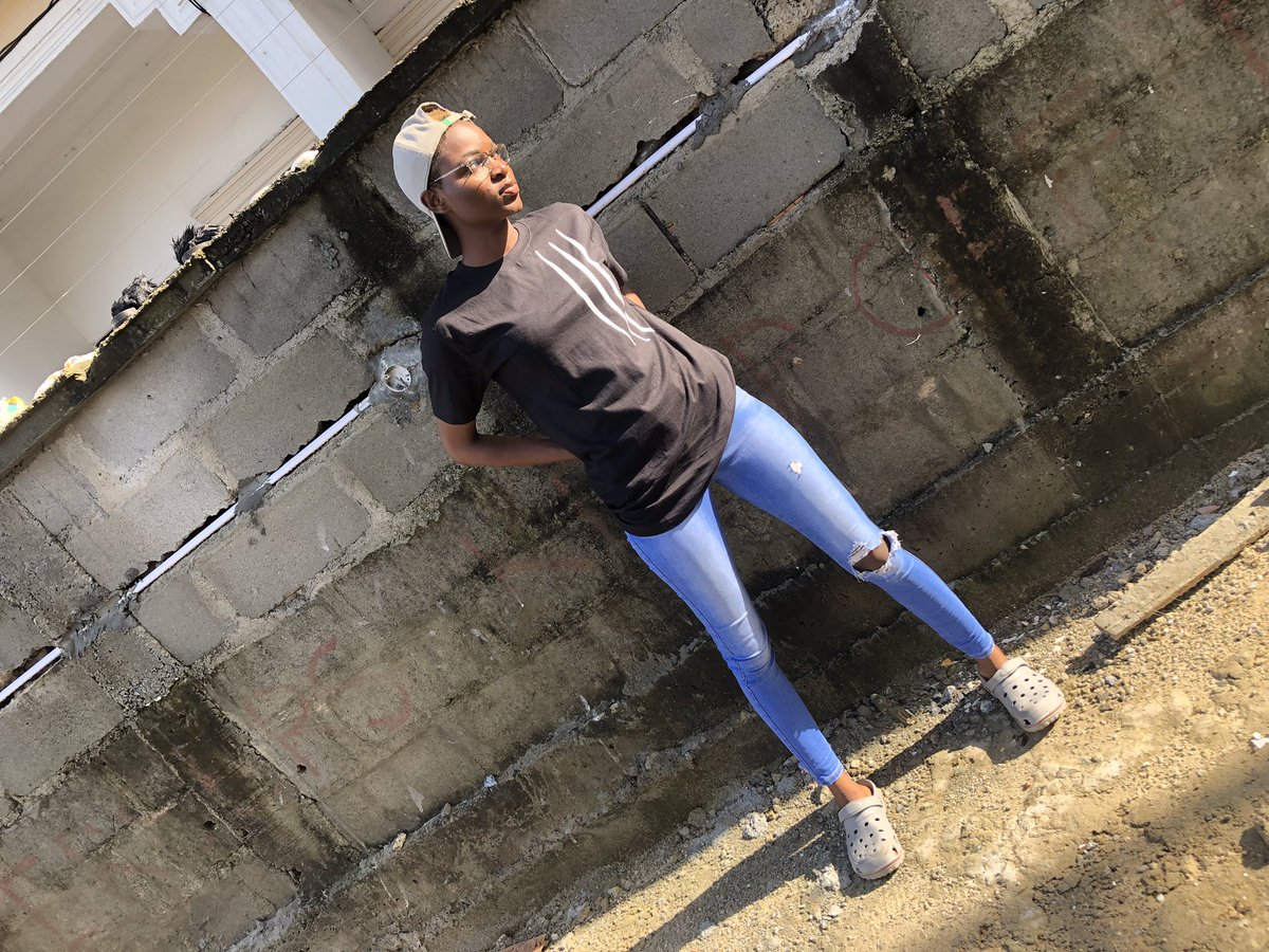 bhysollah's tweet photo. Hi twitter fanmily, my name is Abisola and i sell this beautiful tees for 3k. Kindly patronize and retweet, my customers are on your timeline🙏 https://t.co/JjJO7L5Pbs