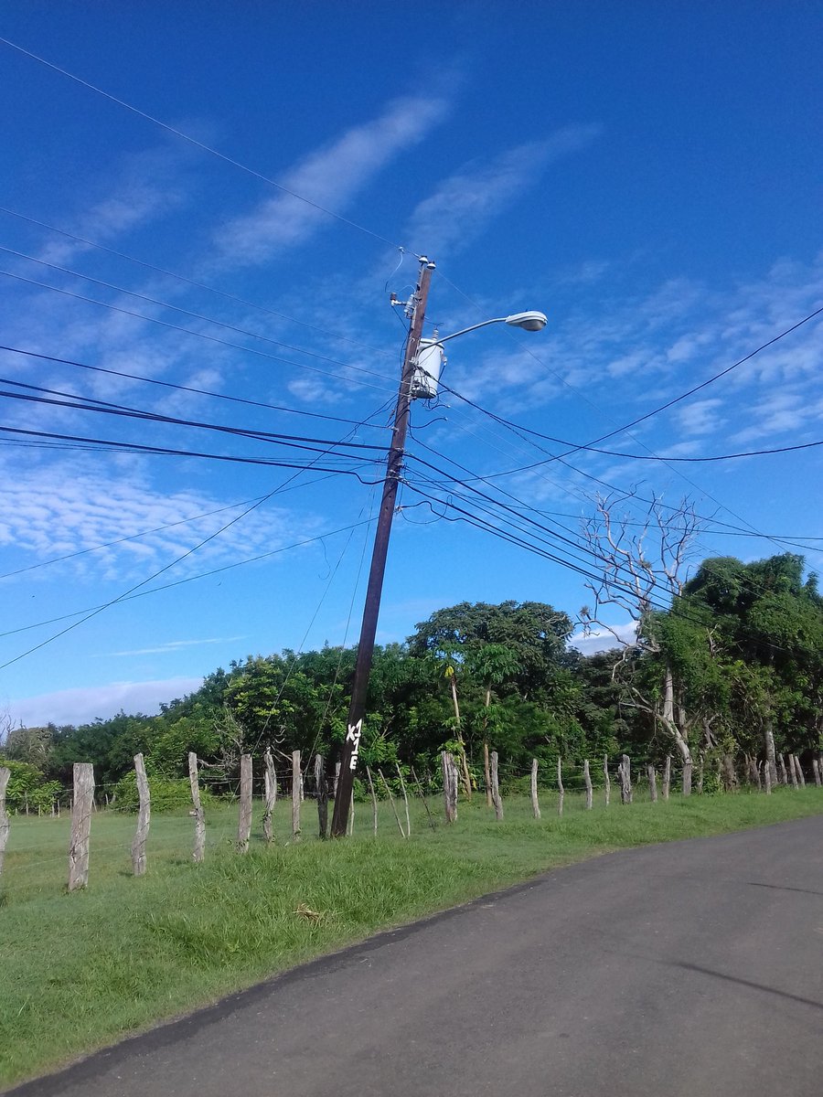 Poste E11 en las Palmitas de Las Tablas a punto de caer reportado varias veces <a href="/NaturgyPa/">Naturgy Panamá</a> para cuando cambiarlo <a href="/AsepPanama/">ASEP Panamá</a>