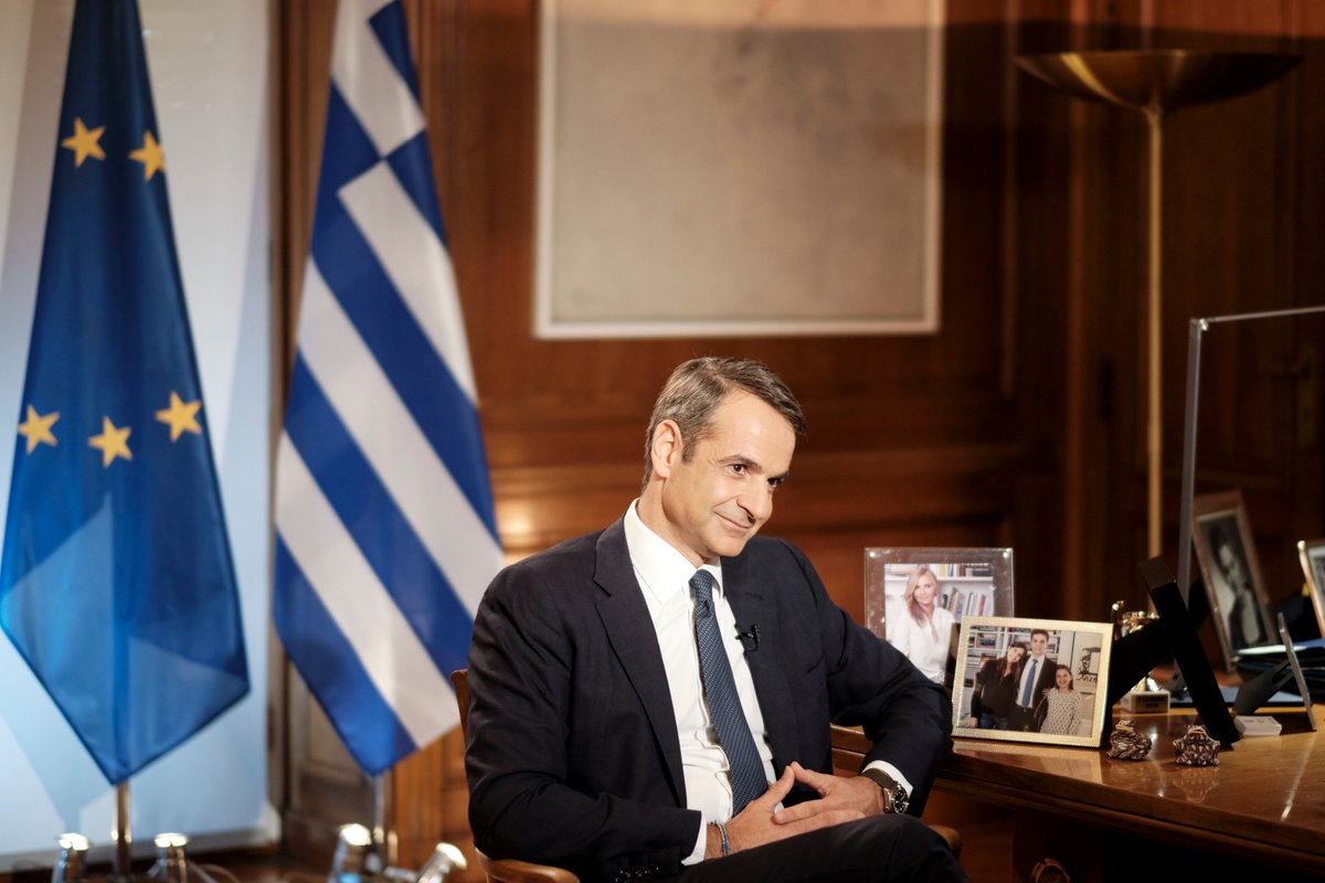 Είμαι πεπεισμένος ότι στο θέμα της ψήφου των Ελλήνων του εξωτερικού θα βρούμε πάνω από 200 βουλευτές. Το μόνο στο οποίο δεν θα κάνουμε πίσω, είναι στο αυτονόητο: η ψήφος όσων ψηφίζουν από το εξωτερικό πρέπει να προσμετράται στην επικράτεια. Δεν θα είναι πολίτες 2ης κατηγορίας.