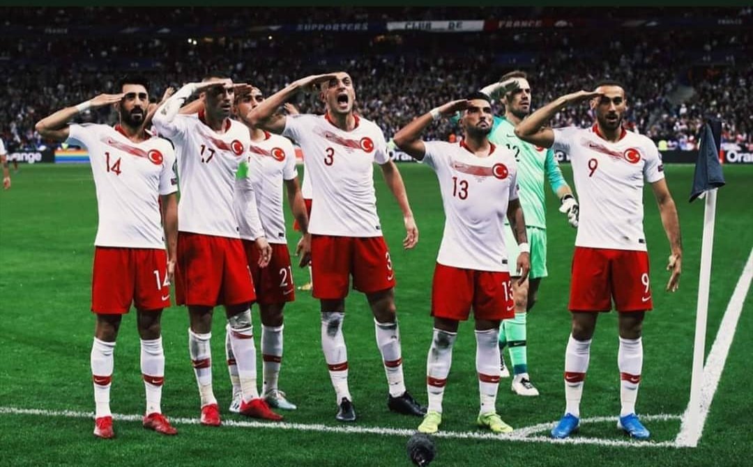 akadirr_'s tweet photo. Türk her yerde selamını verir 👏🇹🇷👏
Mehmetçiğe selam olsun 🙏
#BarısPınarıHerakatı 
#millitakim
@TSKGnkur @tcsavunma @jandarma @paedutr @MilliTakimlar https://t.co/U7LWY0CsMB