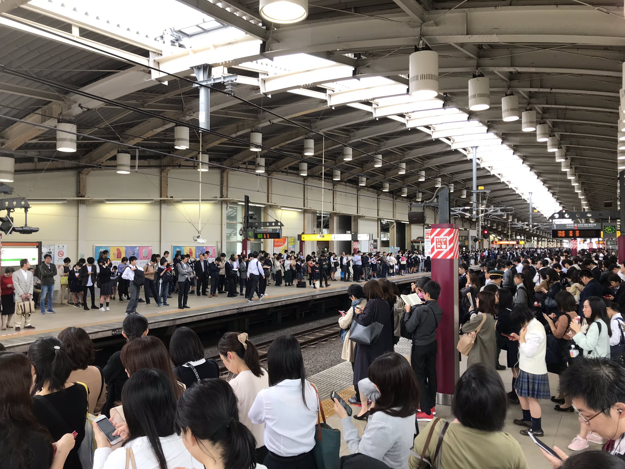 Umeko 武蔵境駅連絡改札閉鎖 ホーム上混雑 列車間隔大 混雑により遅延増大 T Co Sosxyjn5xu Twitter