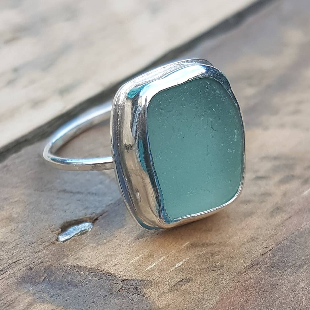 This ice queen seaglass ring has gone to its new home today..hope everyone is having a good Monday! Mine is certainly blue. But in a good way 💙💙💙

#blueseaglass #ringselfie #handmadejewellery #ringlover #ringaddict #seaglass #creativebizhour #HandmadeHour #womaninbizhour
