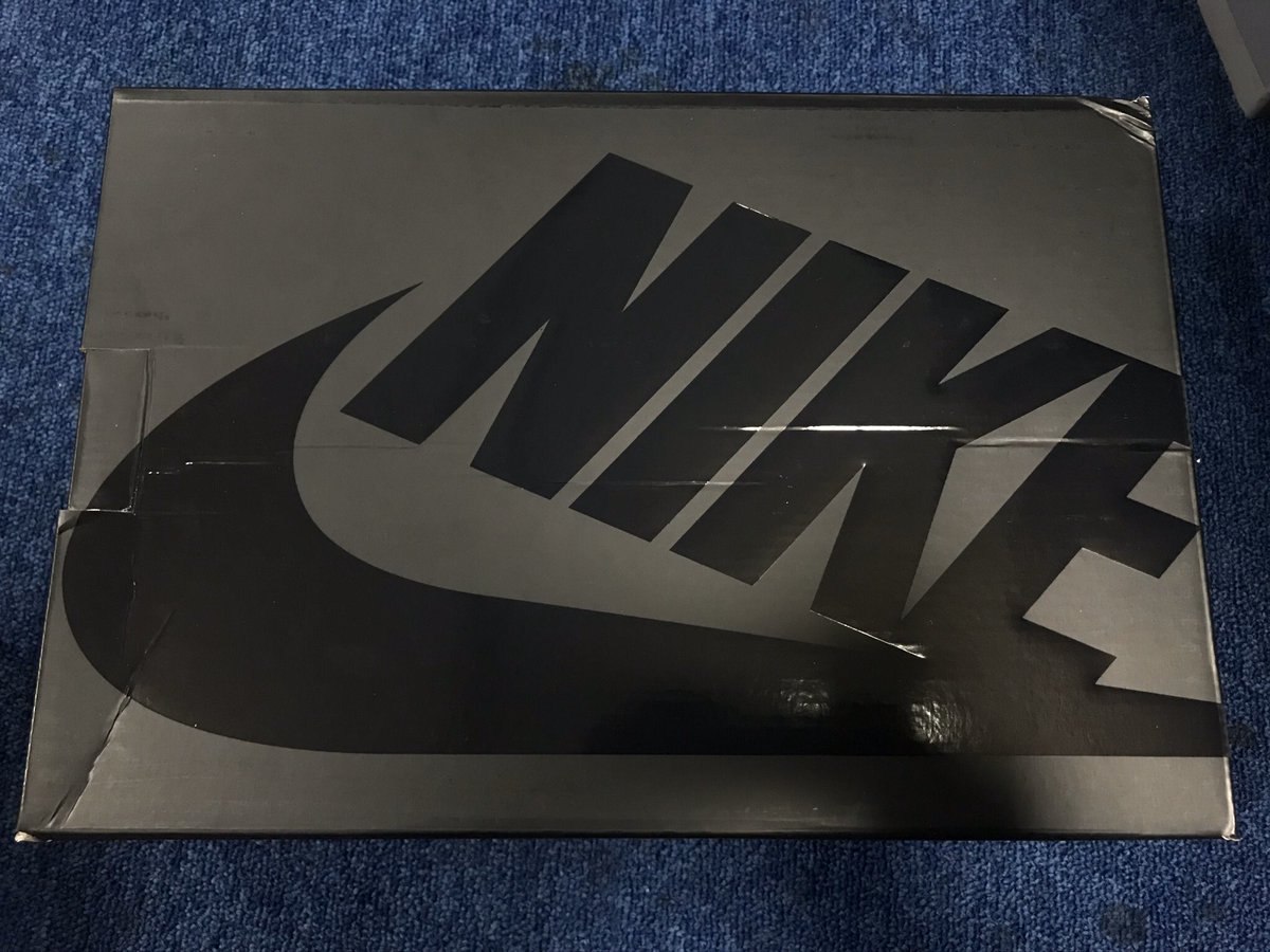 Table_Tan's tweet photo. @nikelondon Just got my pair of bsmnt Air Max 90 Manchester delivered today and the quality of this shoes is not acceptable! 😡😡

Box looks squeezed, stitching coming off, excess glue, all 4 jewel swoosh are scratched... 

How can you let this through qc🤦🏻‍♂️🤦🏻‍♂️🤦🏻‍♂️ https://t.co/wS36WiJqyh