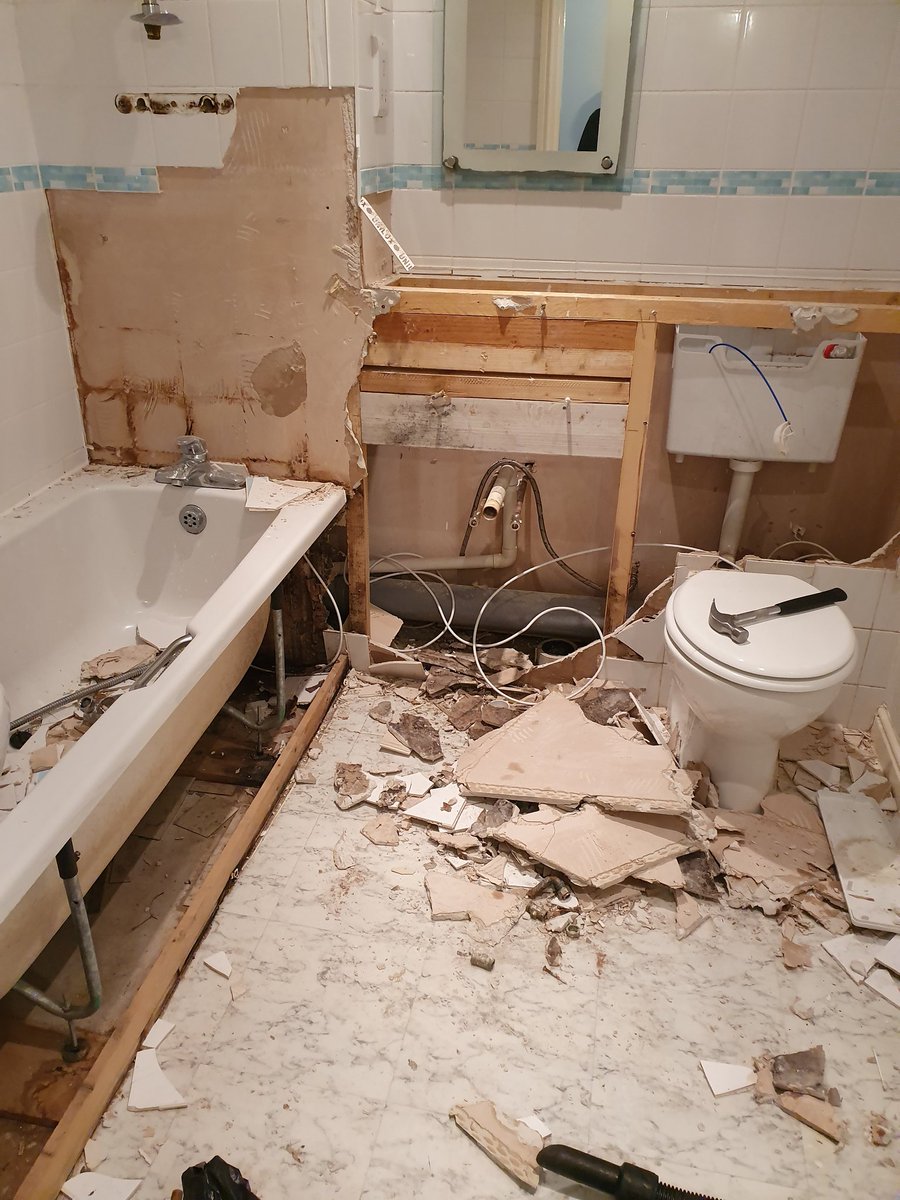 MissHoltsClassx's tweet photo. My partner got sledge hammer happy 🤦🏼‍♀️🤦🏼‍♀️🤦🏼‍♀️ https://t.co/VKPWlgY94w