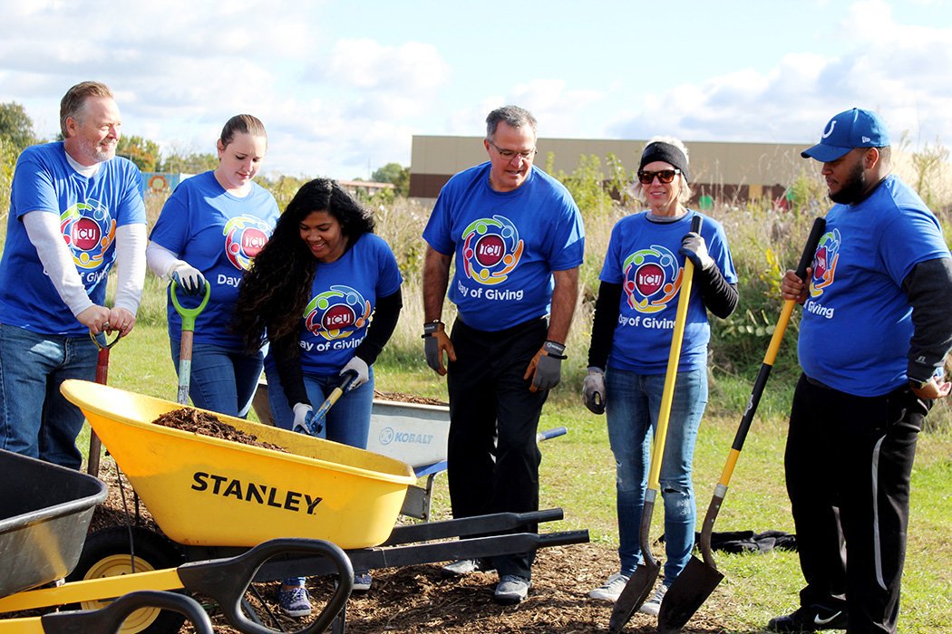 everwise_cu's tweet photo. On a chilly morning in South Bend, TCU team members reported to outdoor volunteer jobs, including adding compost and mulch to beds @unitygardens and pruning trees and shrubs to help @SouthBendParks keep up with required maintenance. #TCUCommunityCommitted https://t.co/Z62B3klz2l