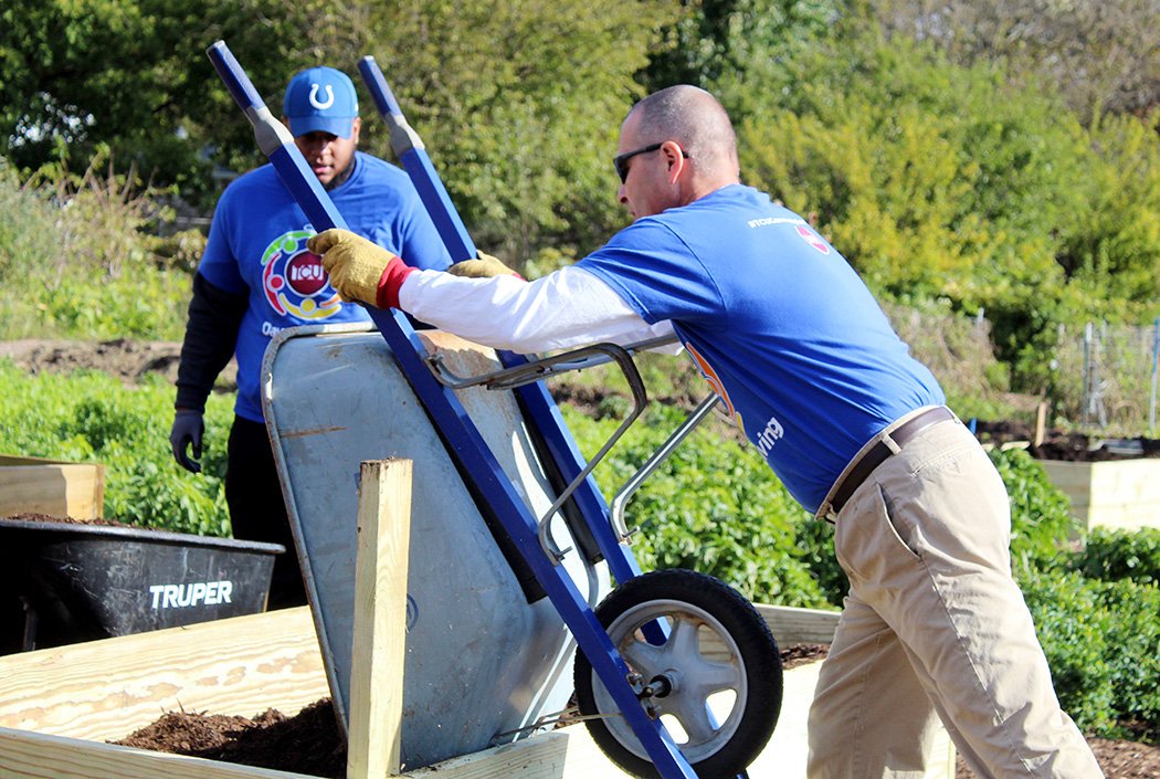 everwise_cu's tweet photo. On a chilly morning in South Bend, TCU team members reported to outdoor volunteer jobs, including adding compost and mulch to beds @unitygardens and pruning trees and shrubs to help @SouthBendParks keep up with required maintenance. #TCUCommunityCommitted https://t.co/Z62B3klz2l