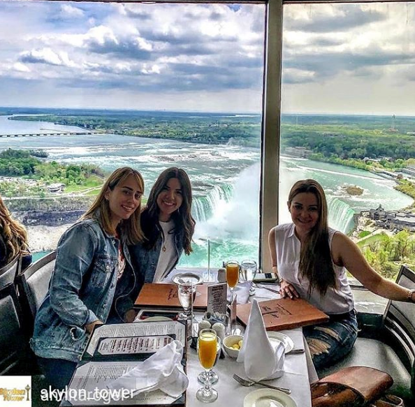 SaveABuckOnline's tweet image. Group dinner goals. 

$25 for $50 worth of food.

Admission to Skylon's Ride-to-the-Top and Indoor/Outdoor Observation Decks are FREE when dining.
📸: @skylon_tower

#SaveaBuck #SkylonTower