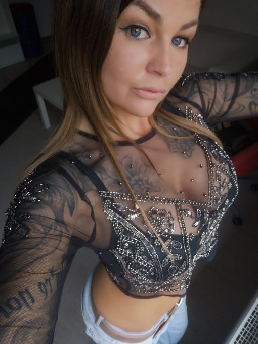 Sch&ouml;nen abend euch 😘 https://t.co/96hSqeuUUn