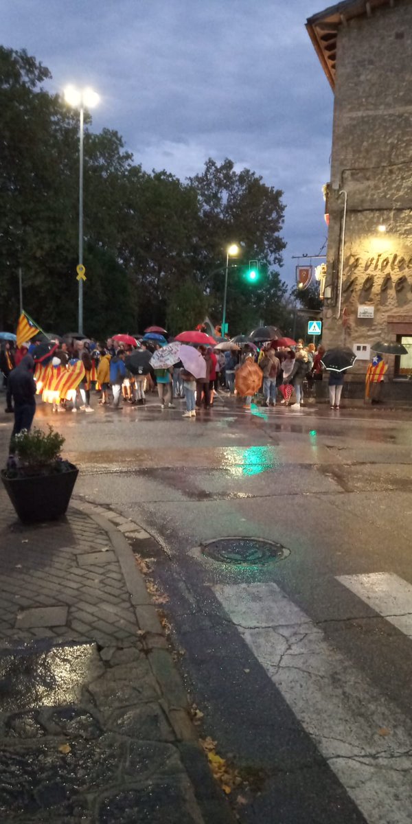 Eix59's tweet image. Concentracions a diferents pobles del #Moianès per mostrar el rebuig a la #SentenciaProces 

Fotos #Oló i #Castellterçol