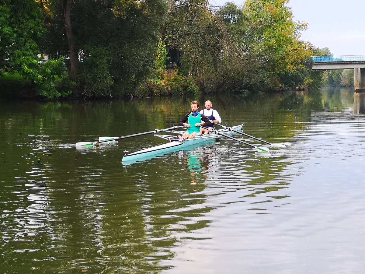 Zette60963125's tweet photo. We retrouvailles pour les seniors de l'Aviron Sedanais, de quoi préparer les 140 ans du Club devant les plus jeunes, et on profite du retour de Lou-Anne, @hubertetienne1 et Marion pour faire une photo des champions de la Moskowa @FranckMarcot @HerbillonDidier https://t.co/i8UA6XyvU2