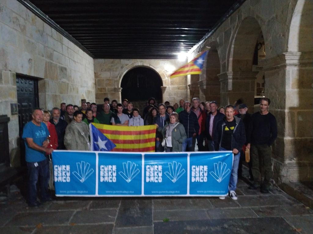 50 lagun inguruk Kataluniarren eta Altsasukuen aldeko atxikimendua erakutsi daue, Aramaixoko kalietan ziher. Erreferendume ez da delitue!!!