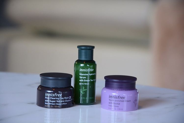 Influenster's tweet photo. π SEASONAL VOXBOX ALERT! π As the leaves change, so should your beauty products, and our #FallForBeautyVoxBox is here to help! Check out our Influensters slaying the fall season! Double tap and leave some π in the comment is you're loving these pics! https://t.co/NNKb18Rkoj https://t.co/c0LK2CMoEn