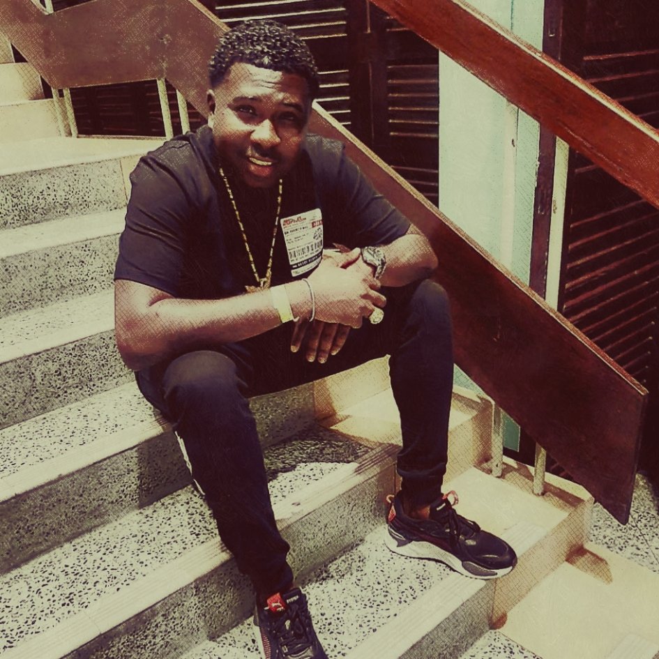 Ik respecteer hem omdat hij de ster vab mijn generatie is. Als ik met hem loop op straat ben ik spek en bonen, sinds men hem als eerst herkent hahahaha. Ik heb veel van hem geleerd en ben nog steeds lerende. Zeker 40 procent van mijn faam heb ik aan hem te danken!