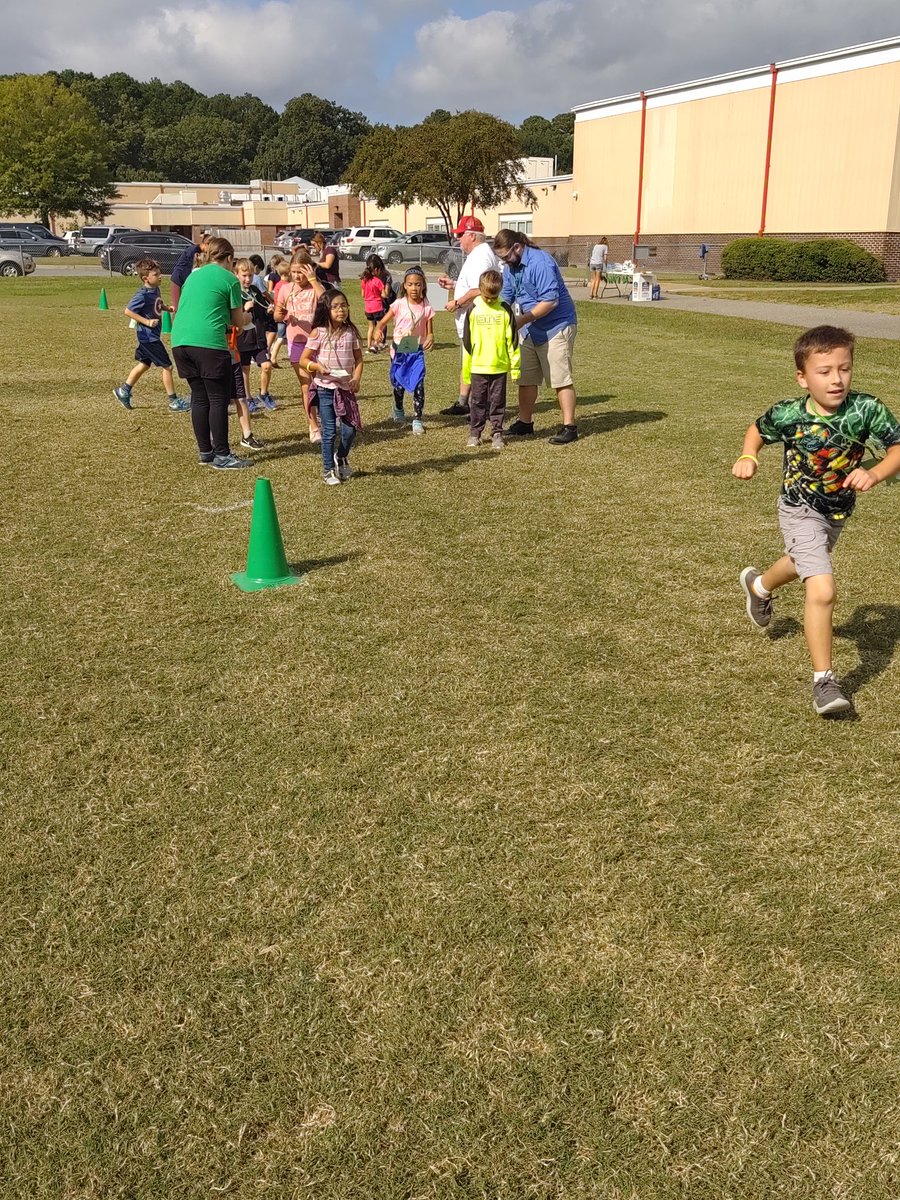 MsKramersClass's tweet photo. Getting our laps in for the Walk-A-Thon!  Keep going! https://t.co/5AKHi7dSt5