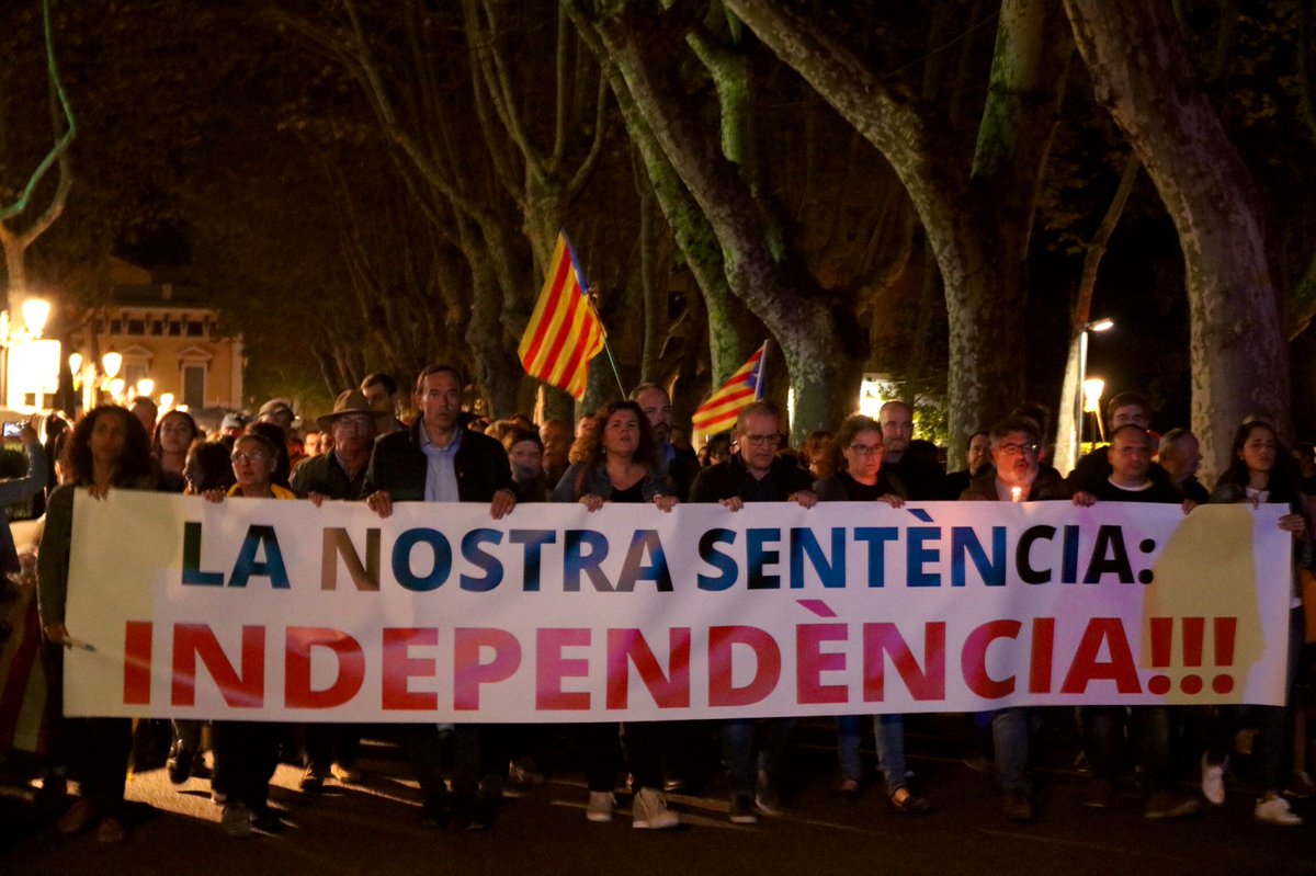 Radiolot's tweet photo. 📸 Les imatges de la manifestació contra la sentència. Unes 6.000 persones s’han concentrat a #Olot

Fotos: @paumasoros 

#SentenciaRadiolot https://t.co/Hk5KcsdlkO
