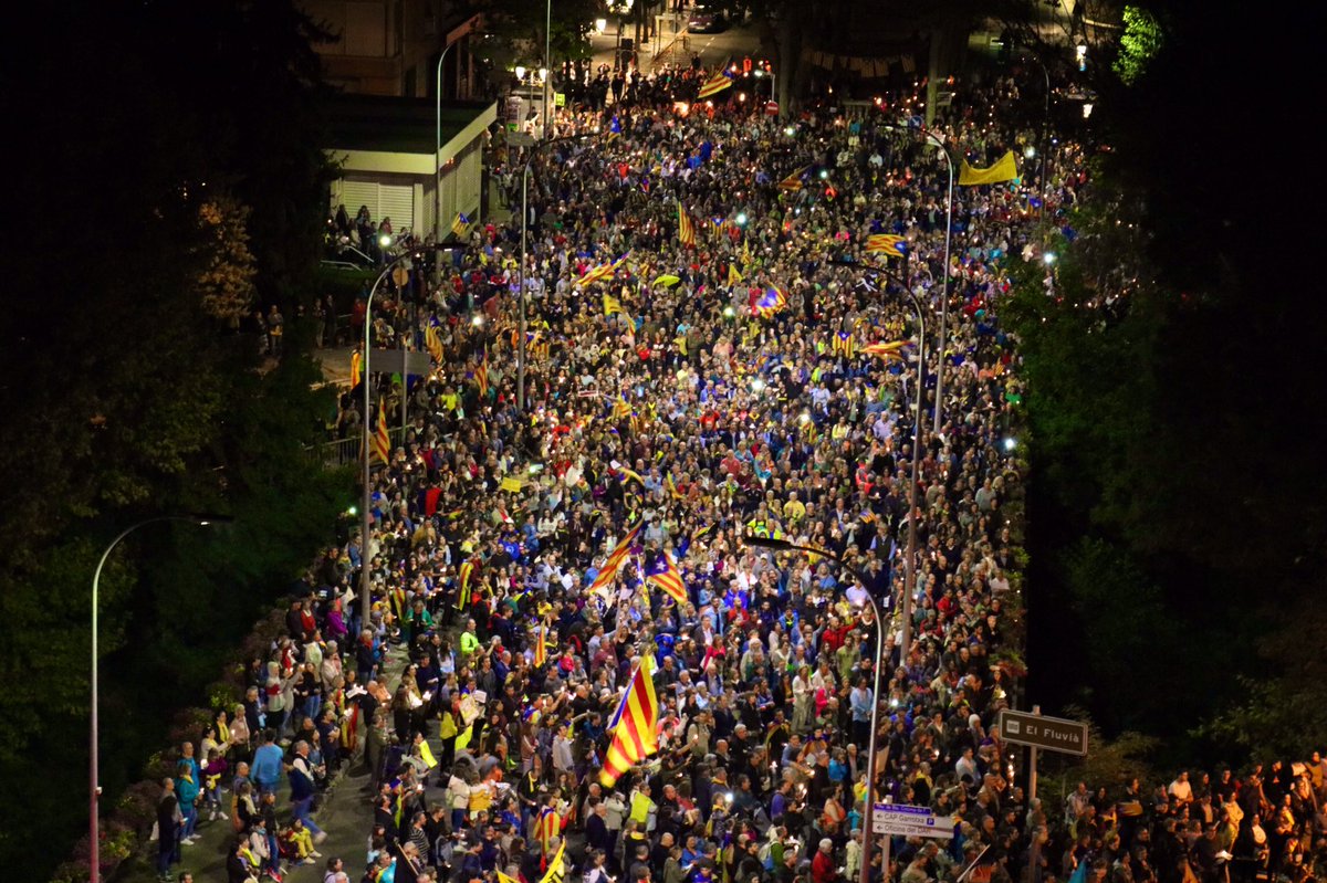 Radiolot's tweet photo. 📸 Les imatges de la manifestació contra la sentència. Unes 6.000 persones s’han concentrat a #Olot

Fotos: @paumasoros 

#SentenciaRadiolot https://t.co/Hk5KcsdlkO