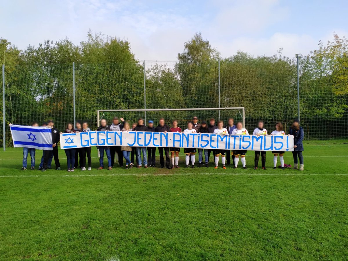 ifchro's tweet photo. 6/6 Gegen jeden #Antisemitismus! Unsere Gedanken sind bei der jüdischen Gemeinde und den Angehörigen von Jana L. und Kevin S., den Todesopfern der rechtsterroristischen Anschläge! #RIP #RechterTerror #Halle #hallezusammen #halleshooting #halle0910 https://t.co/i75J5mMCT0
