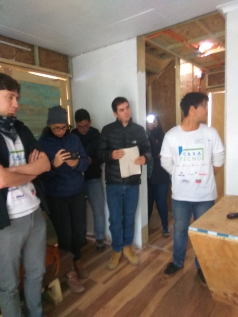 ingdlgg's tweet photo. Hoy trabajaron los jurados de ingeniería y construcción, y de arquitectura, evaluando los proyectos del #ConstruyeSolar 2019. Cada vez más cerca de saber cuál será la casa más sustentable de Chile!!! #sustentabilidad @larutasolar https://t.co/CzHkwRaeDy