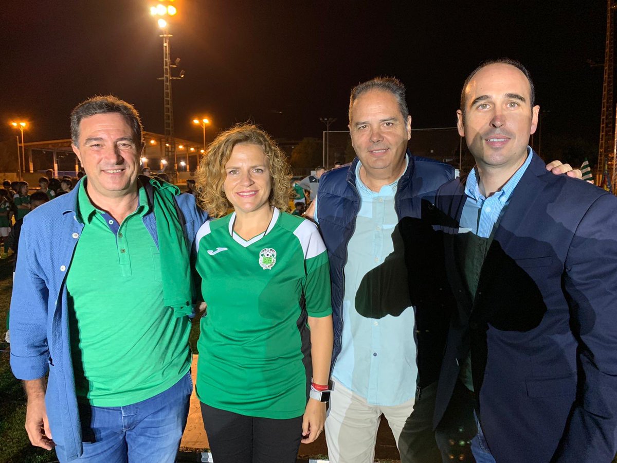 Feliz de poder asistir un año ➕ al acto de inicio de temporada del <a href="/ColegioSalgui/">Colegio Salgui</a>. Enhorabuena por vuestro trabajo!!! 👏🏻👏🏻

Gracias Paco Salavert por la invitación. César y yo hemos estado muy cómodos. Y a juzgar por la foto <a href="/pilarbernabe/">Pilar Bernabé /❤️</a> también 😉😉💃🏻