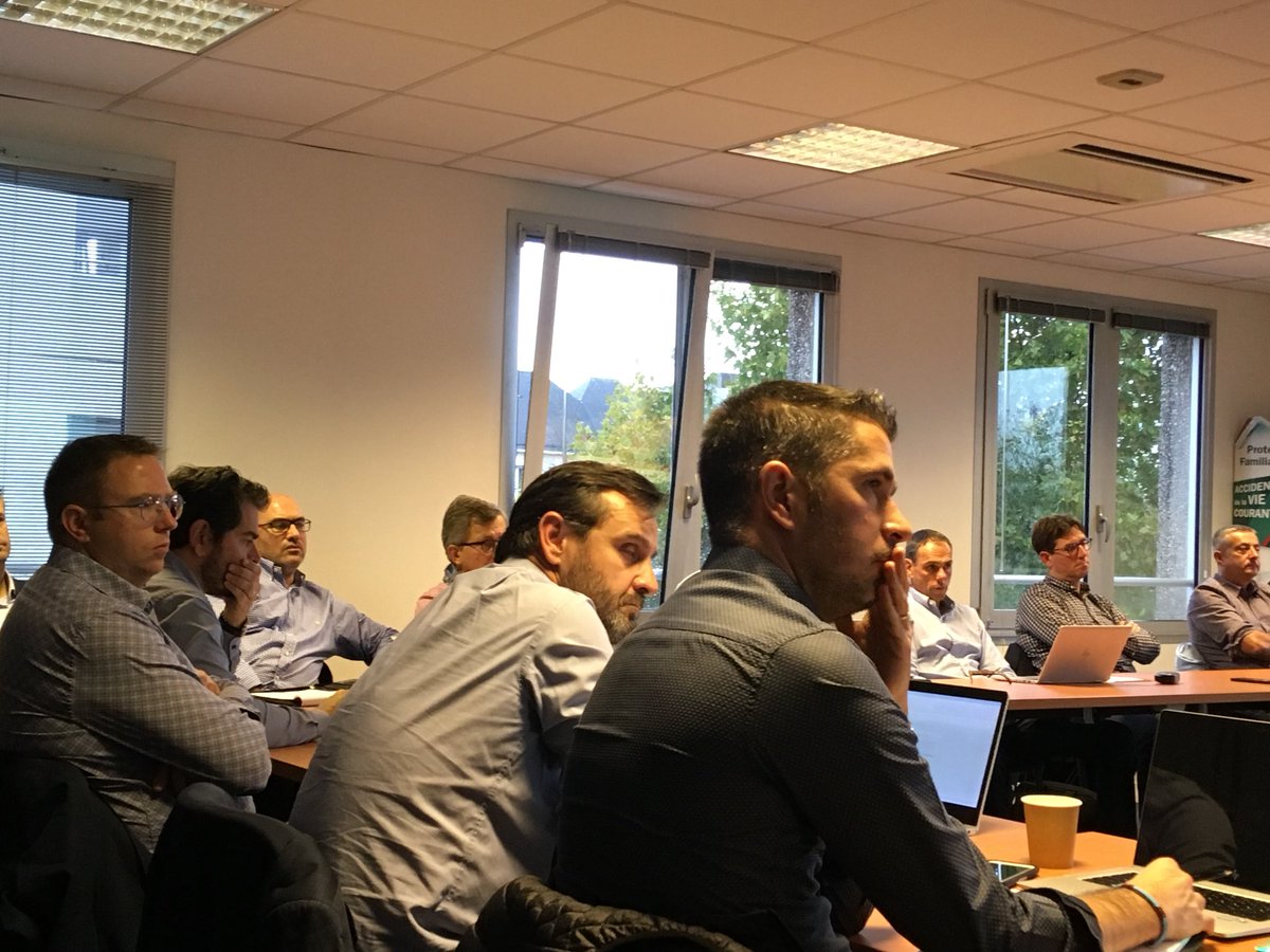 1 er Atelier #présenceNumérique à #Nantes aujourd’hui 22 agents présents #site agents #GMB #reseaux sociaux merci et Bravo a tous @lopez_jerom @EricP_AXAOuest @mathieu_godart <a href="/FrancisECRE/">ECRE</a>