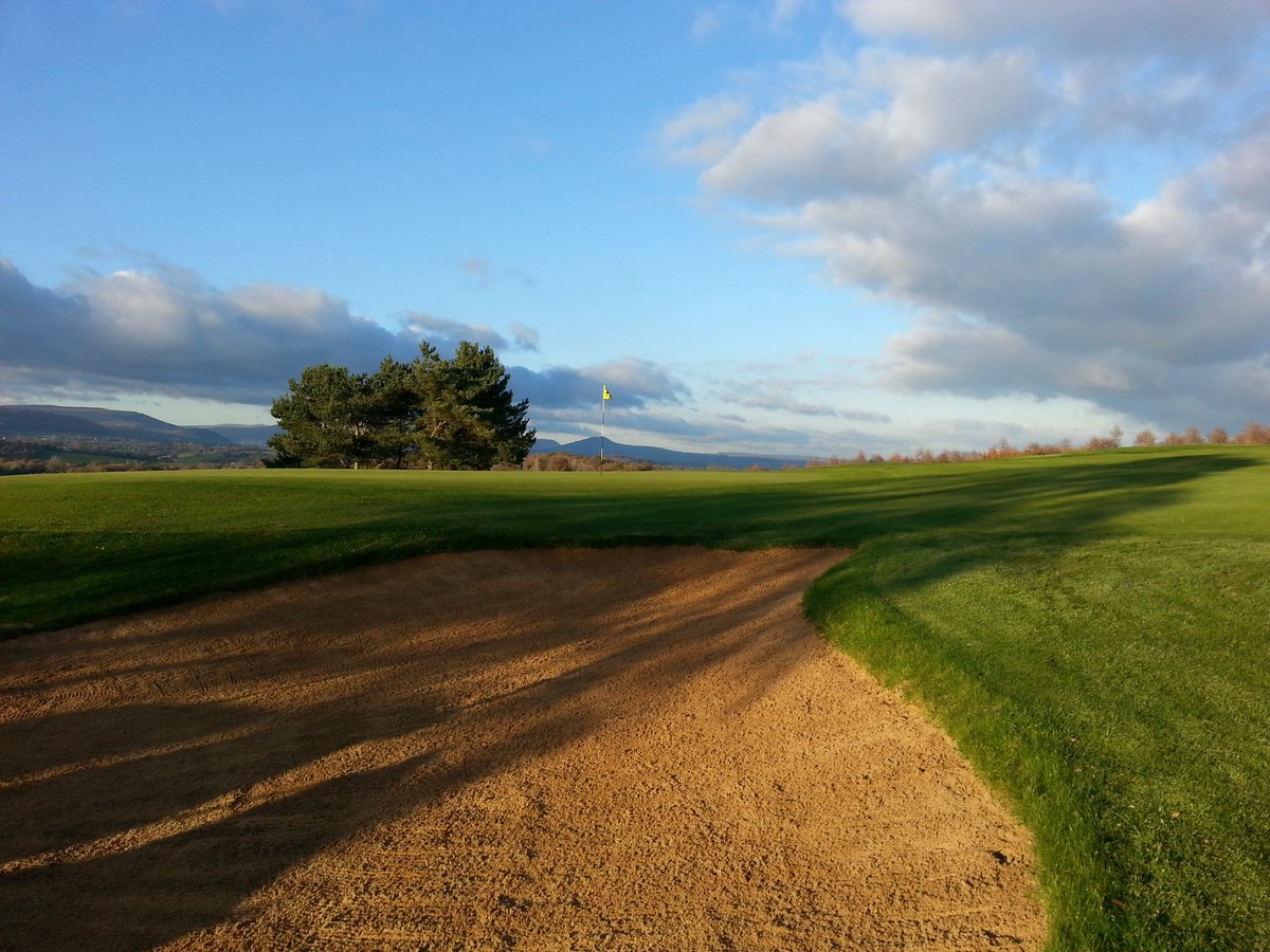 Green fees at this time of year are great value if you book online so click ➡️ bit.ly/WoodlakeTeeTim… to get your golfing fill before the big chill ❄️