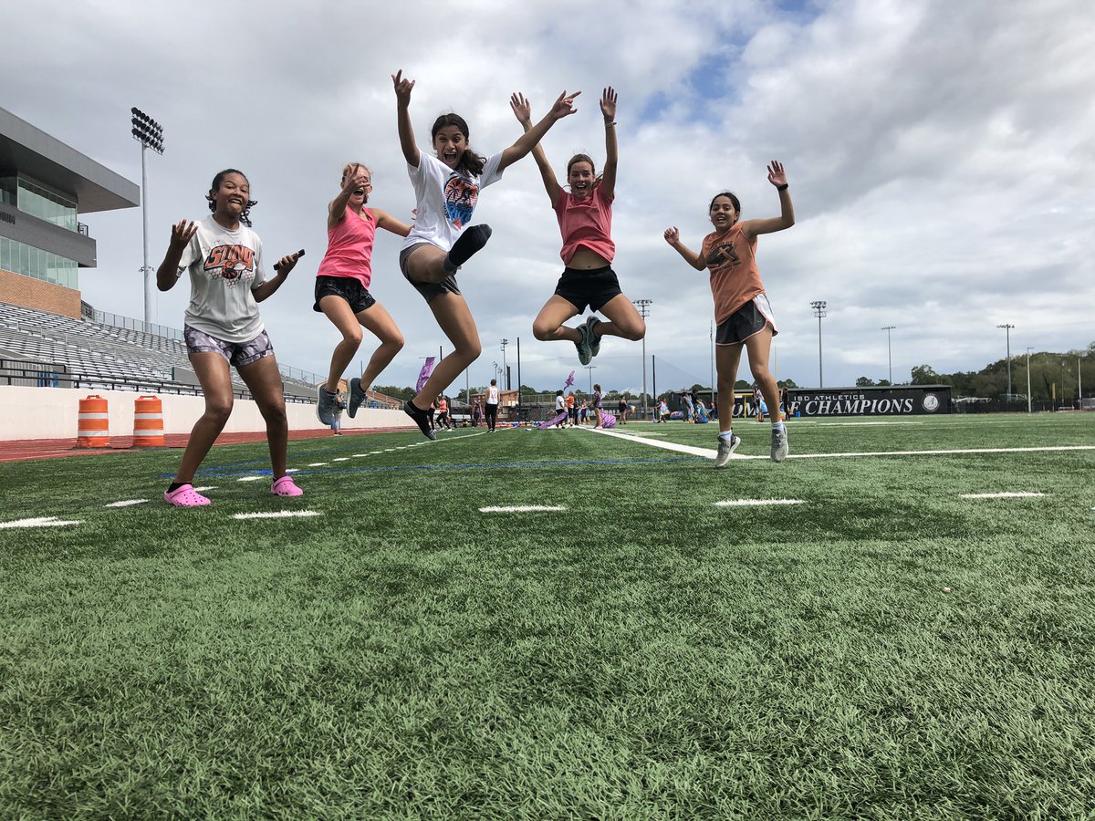 Team Bonding Yesterday!! Thank you Sheridan for letting the team come over!! #bulidthenest #loveourteam 

And back to work today at 12:30pm today to do speed work! 3x1000! #embracethegrind 

What are you doing to get better? #stingem 🐝🤩🙌🏽