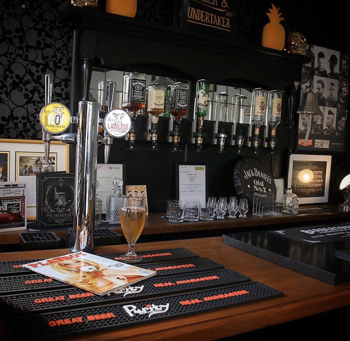 BarbertownWorcs's tweet photo. RIGHT .. listen up !
We’re putting the “Bar” in Barbertown .. Now Serving @Purityale “Lawless & Bunny Hop” while you wait in the BarberTown Tything Parlour .. 💈..
#FullyLicensed
#BarberTown #Bar
#Worcestershirehour #StaySharp https://t.co/2r3Naww0L2