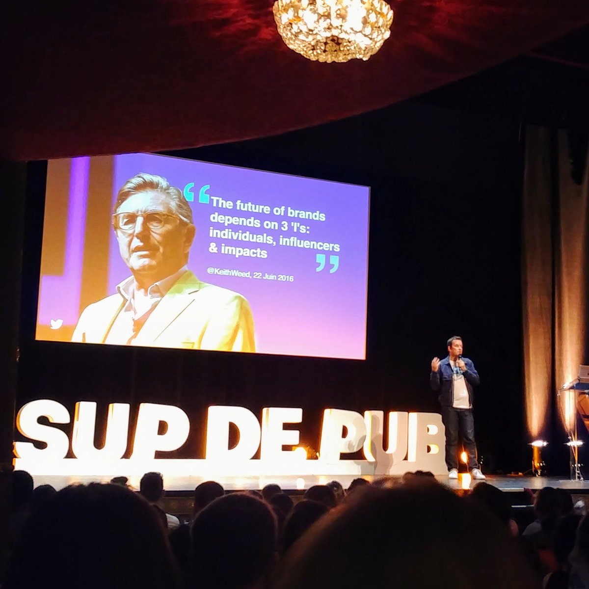 laurentbuanec's tweet photo. Ce matin j’ai eu le privilège de me produire sur la scène du Théâtre des Variétés...
alors non, ni pour un stand up, ou un Feydeau, le Molière attendra,
mais pour les Masterclass de Sup de Pub. Mon sujet: l’influence.
Super expérience. Merci @supdepub ! https://t.co/NhRaSsp3Lj
