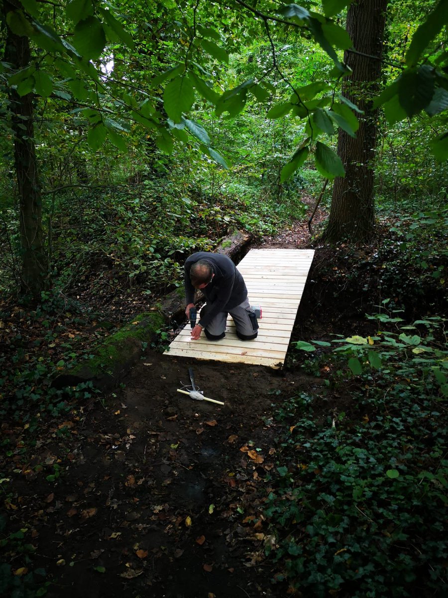 Ondertussen zijn de voorbereidingen voor de Restaurant de Zwaan MTB Grenslandtocht in volle gang, niets wordt aan het toeval overgelaten. Zie hier de plaatsing van een nieuwe brug in het parcours in samenwerking met een v.d. grondeigenaren 💪👌
