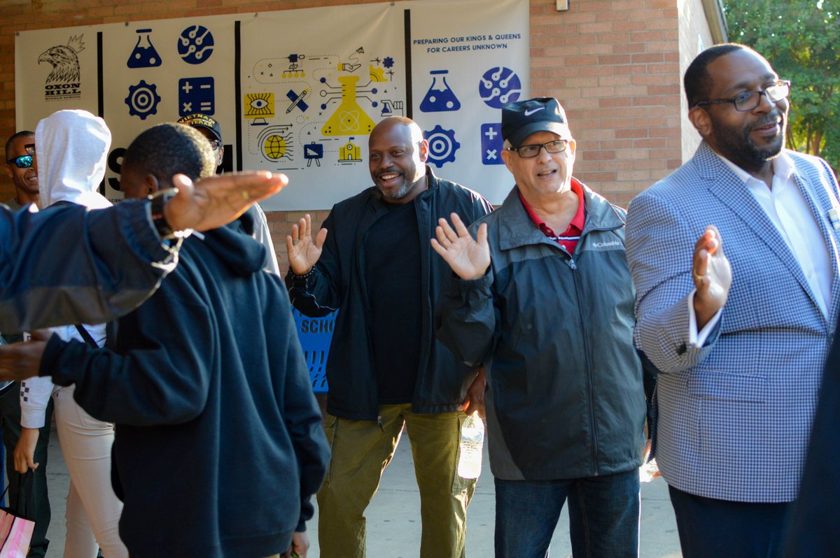 oxonhillmiddle's tweet photo. Our #kingsandqueens started their Monday with a high-five and a smile! Men Make a Difference here at #OHMS @pgcps students need the support of the men in our community. #goodmornings #PEACE https://t.co/g90zdVDjrF
