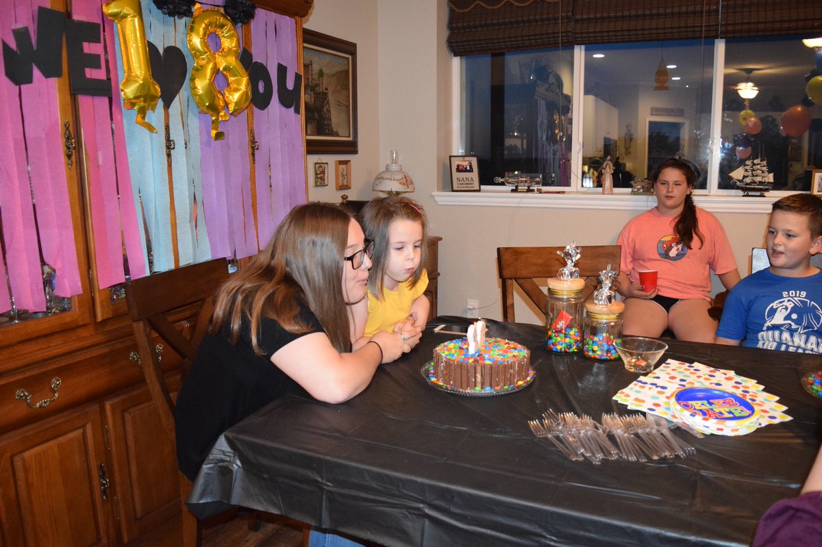 Kristin_bball's tweet photo. Thanks for making my 18th the best😘I love y’all to the moon and back💓@Sammicurry_ https://t.co/dz1dpewhdk