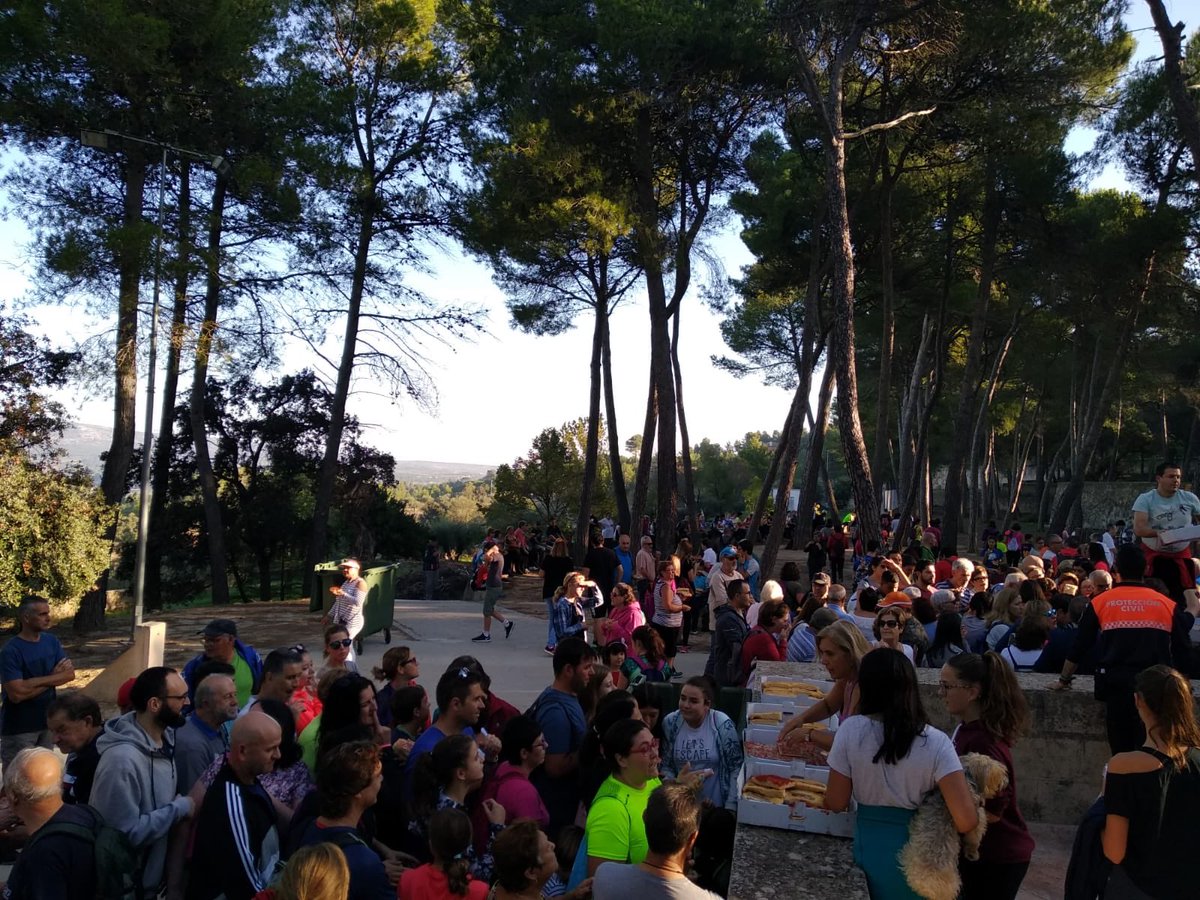 implicació en les danses populars i la participació junt a Andrés Millán en els acompanyaments a Pep Gimeno «Botifarra». I a tot el veïnat de Banyeres de Mariola per l’excel·lent acollida a la celebració d’enguany a través d’una gran assistència a tots els actes programats...