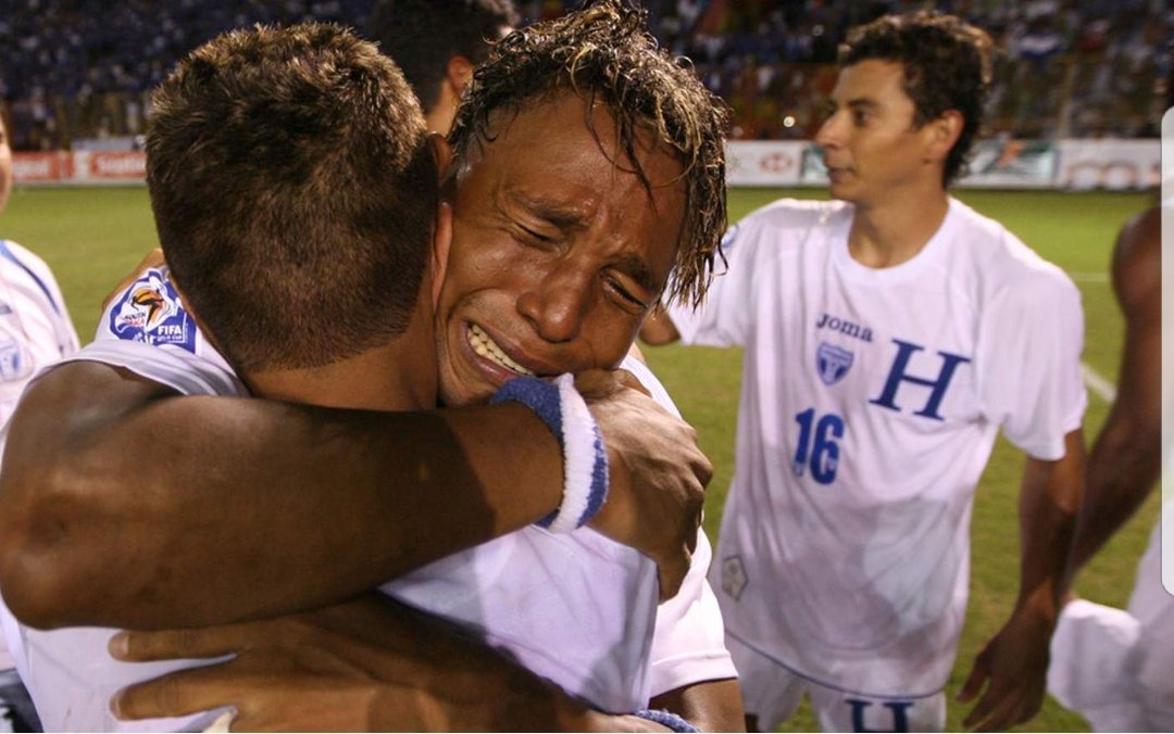 FFH_Honduras's tweet photo. Hoy se conmemoran 10 años de la clasificación de #Honduras a la copa mundial de @FIFAcom #Sudáfrica2010 🇿🇦

Una gesta memorable que puso a Honduras y su fútbol en el panorama  🌍.

#Honduras #FENAFUTH2019 https://t.co/LslCNMiA0j