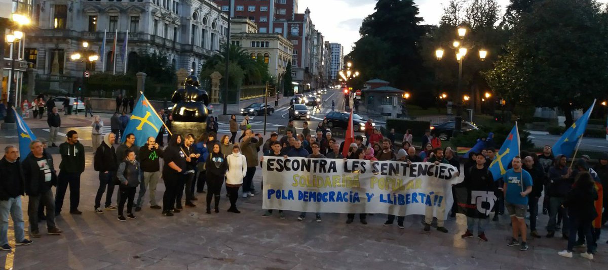 PolaSoberania's tweet photo. Güei, n'Uviéu, unviando un mensaxe solidariu dende Asturies a #Catalunya y denunciando la represión al procesu soberanista catalán. 
Escontra les sentencies, solidaridá popular. ¡Pola democracia y la llibertá!
¡Siguíi sollertes a próximes convocatories!
#SentenciaProces https://t.co/foNovWQvqB