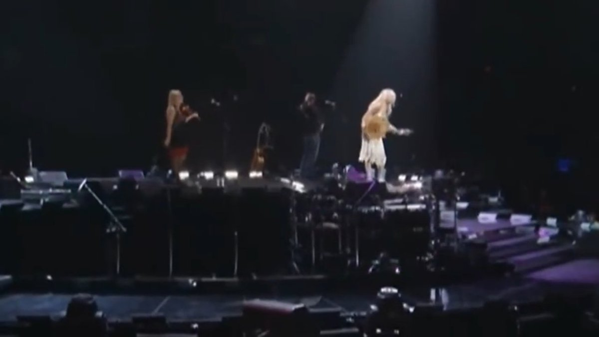 TSstreet13's tweet photo. I see no differences. One of the picture if the stage for the lover fest in 2020 in a stadium, the other is a stage @taylorswift performed on in 2006 with her guitar, a banjist and a violinist. Both have the same vibe, no start, no end, no behind, the public all around the stage https://t.co/6QtB1ZeeV9