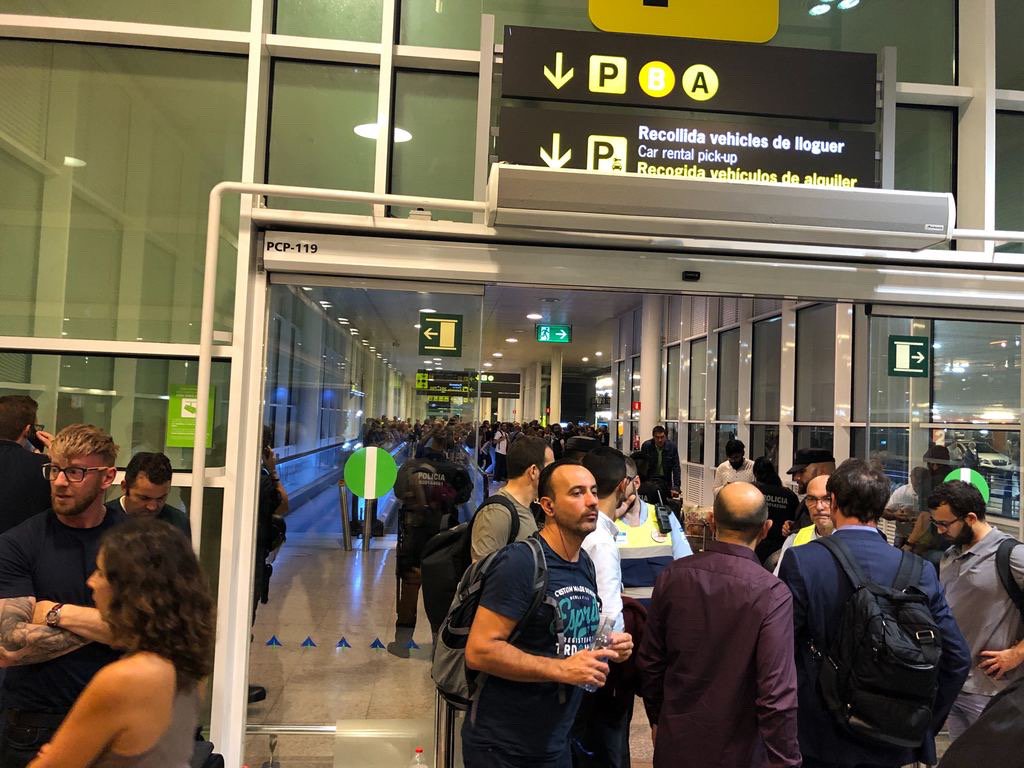 getchare's tweet photo. What’s happening now in Barcelona airport is really absurd. I have colleagues held prisoners inside the terminal by Catalan separatists. They cannot exit. Is this what they intended for freedom? Is this their idea of democracy? #Tsunamidemocratic #Catalunya #HoTornaremAFer https://t.co/M3n7ulvasd