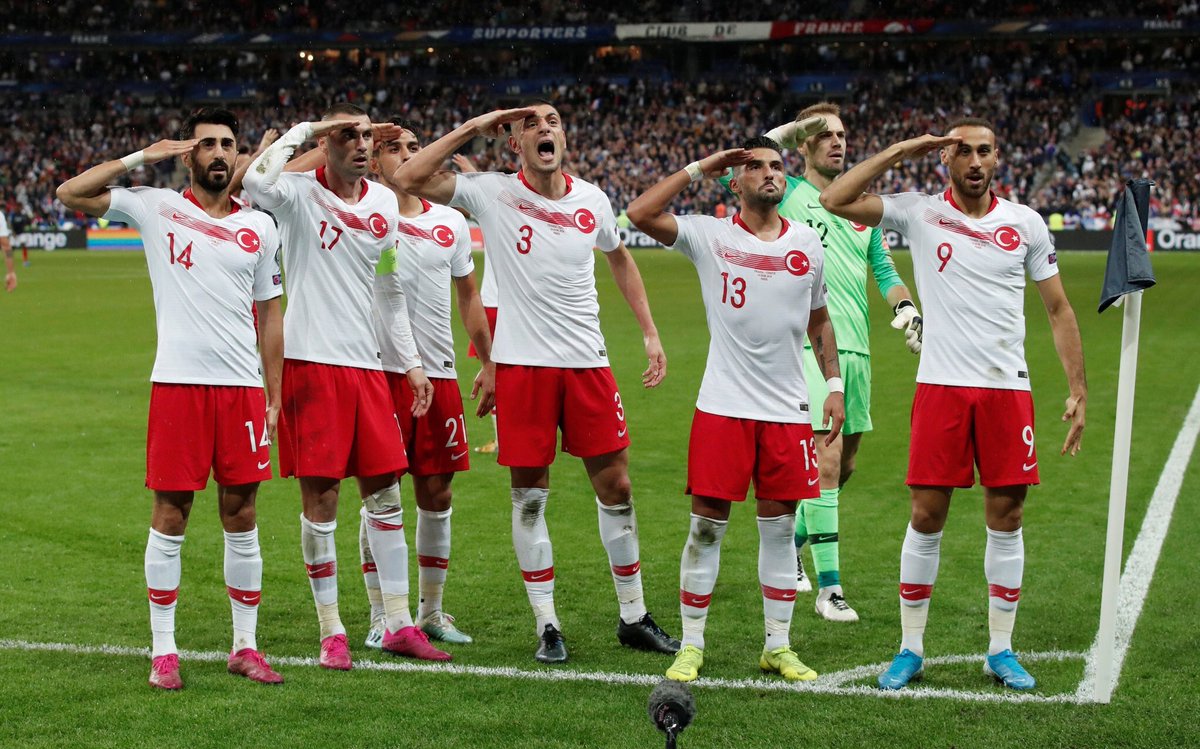 KramponluPisago's tweet photo. Fransa deplasmanında millilerimizin asker selamı! https://t.co/ElX1Anm4mN