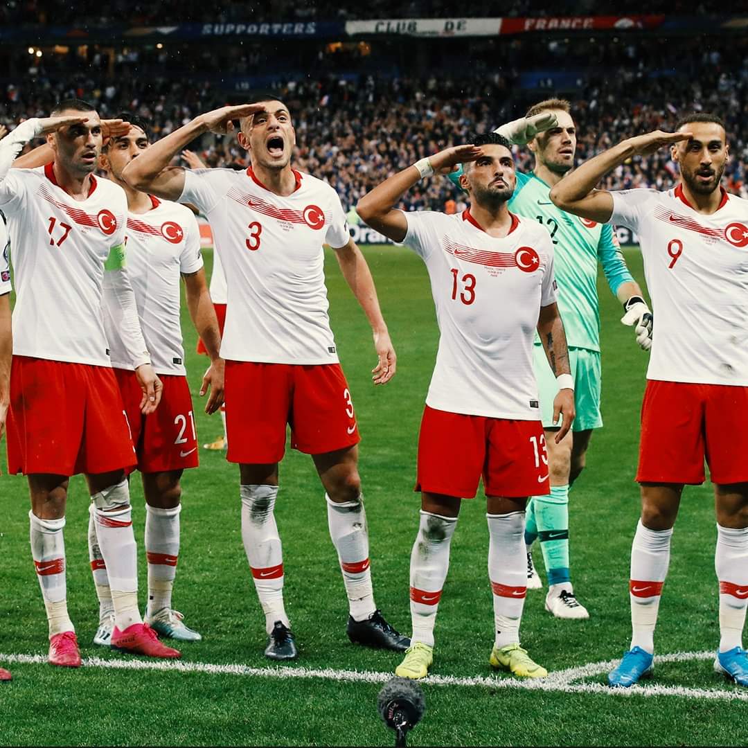 #TurkishSoldierSalute
Kutlu Bayrağa Selam,Sevdadır Benim Belam
Biçaredir Çok Kelam,Destanlar Yazdım