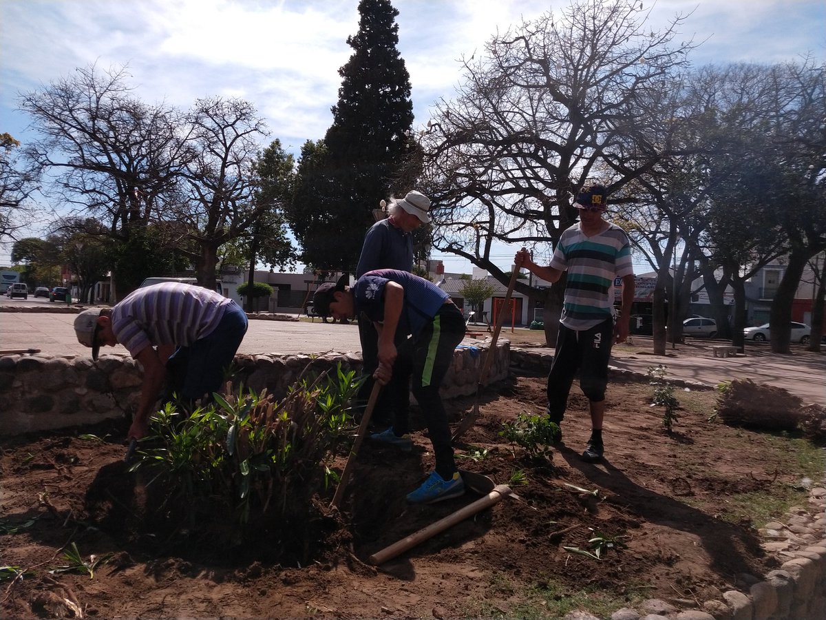 miri_c39's tweet photo. La semana pasada vinieron a limpiar la #plazaPedroVivas de #BarrioTalleresEste los servidores urbanos del @cpcrancagua enviados por el Director @CarlosMaizon y también de #espaciosVerdes de la @MuniCba. Gracias la plaza de a poco va cambiando con colaboración de los #vecinos https://t.co/XvNUVSCldu