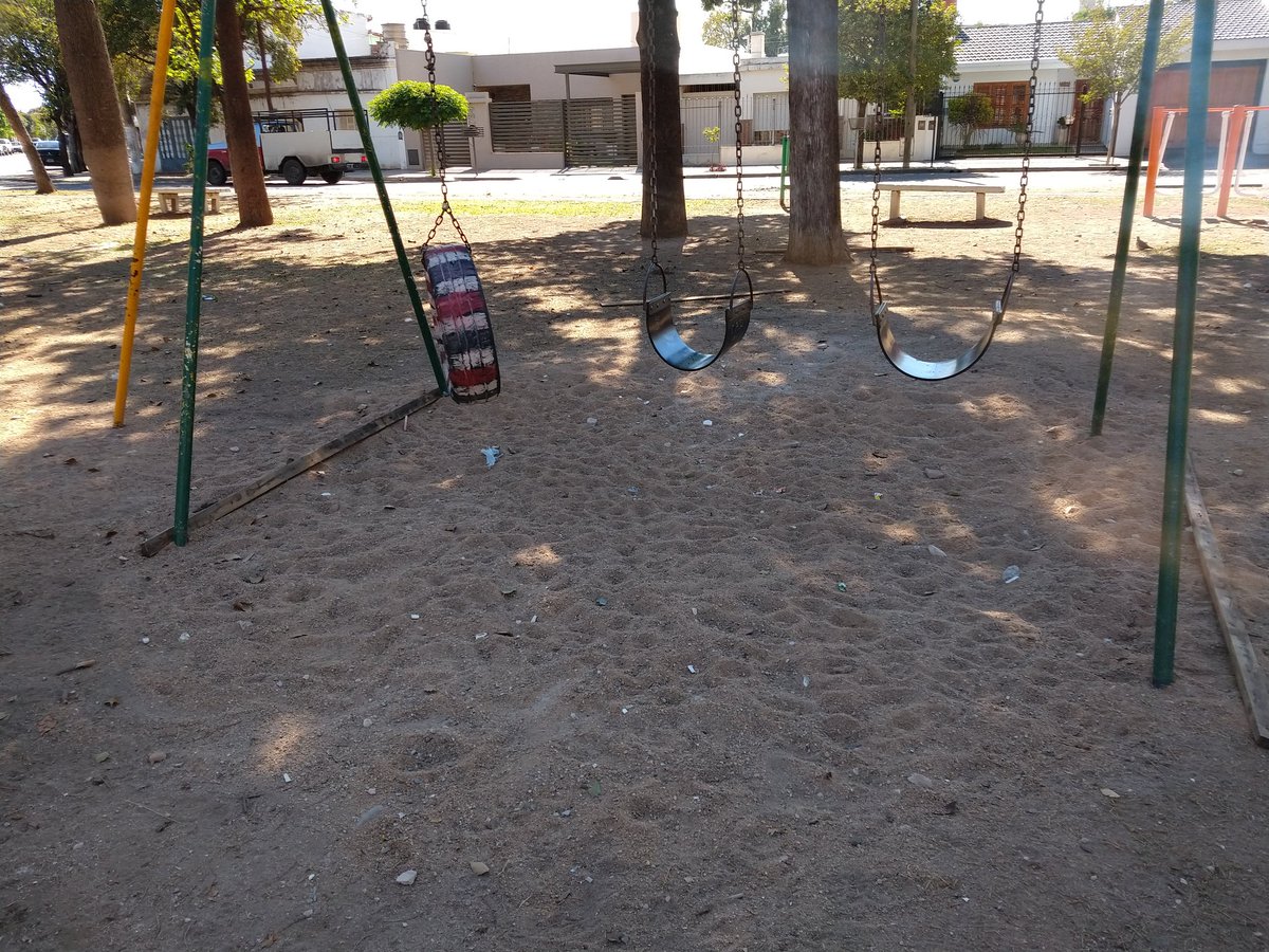 miri_c39's tweet photo. La semana pasada vinieron a limpiar la #plazaPedroVivas de #BarrioTalleresEste los servidores urbanos del @cpcrancagua enviados por el Director @CarlosMaizon y también de #espaciosVerdes de la @MuniCba. Gracias la plaza de a poco va cambiando con colaboración de los #vecinos https://t.co/XvNUVSCldu