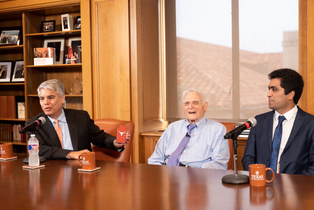 UTAustin's tweet image. Nobel laureate John Goodenough celebrated his milestone accomplishment with @gregfenves, who gave the @CockrellSchool professor a UT phone case 🤘📱

Goodenough won the Nobel Prize for creating the lithium-ion batteries that power all of our phones and countless other electronics
