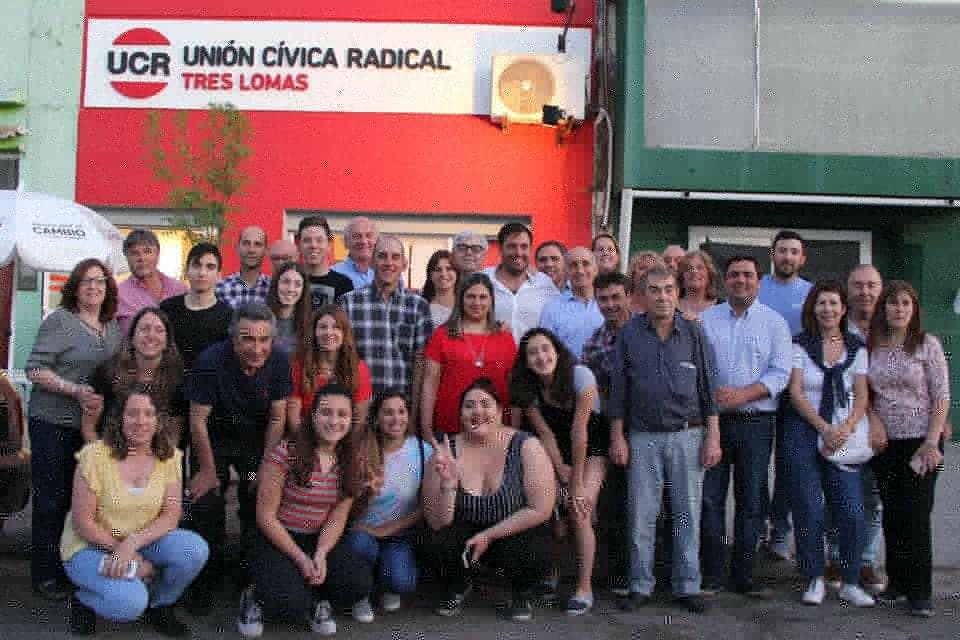 EmiBalbin's tweet photo. CON LUCIANO CAMBIA TRES LOMAS 💪 🇮🇩

Con el vicegobernador @SalvadorPBA visitamos a @LucianoSpinolo, el candidato de @juntoscambioar en Tres Lomas. Conozco a Luciano hace muchos años. Su compromiso con la militancia y con su ciudad, es lo que necesita su distrito https://t.co/2BxkmljgBZ