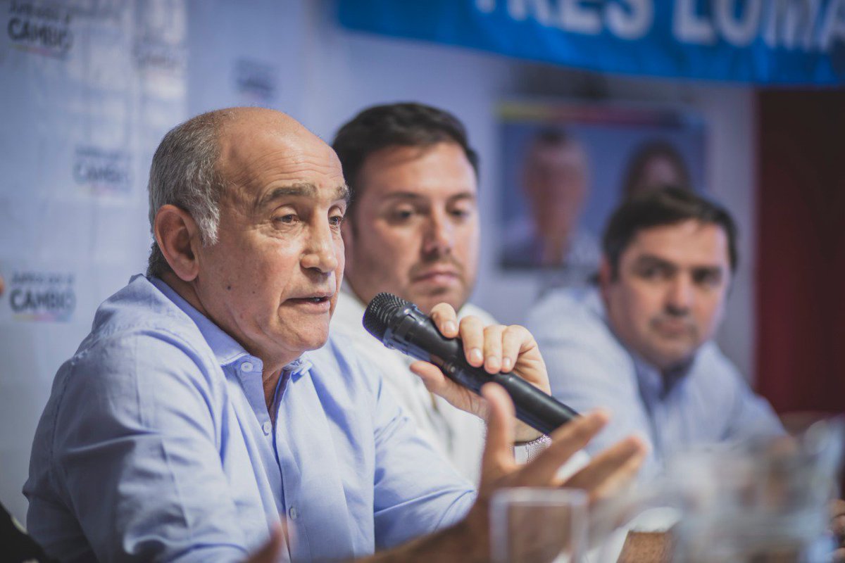 EmiBalbin's tweet photo. CON LUCIANO CAMBIA TRES LOMAS 💪 🇮🇩

Con el vicegobernador @SalvadorPBA visitamos a @LucianoSpinolo, el candidato de @juntoscambioar en Tres Lomas. Conozco a Luciano hace muchos años. Su compromiso con la militancia y con su ciudad, es lo que necesita su distrito https://t.co/2BxkmljgBZ