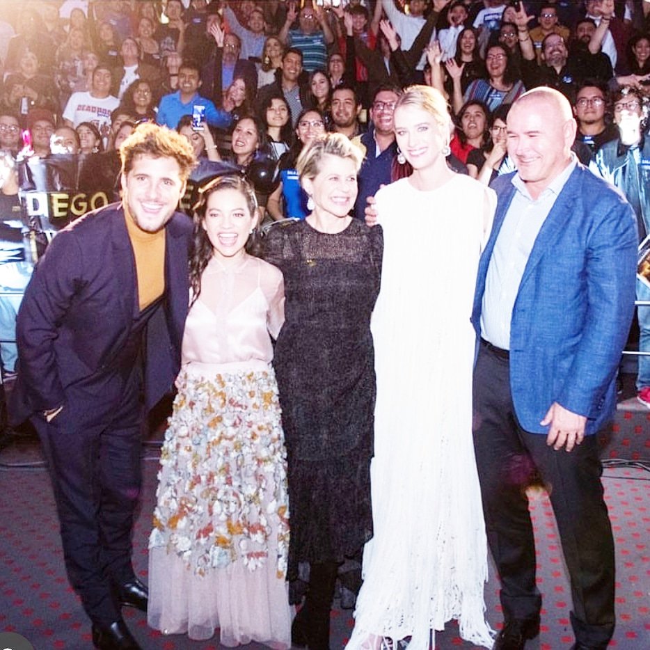ivangutierrezCI's tweet photo. La única foto hasta el momento dónde aparezco con el cast de #TerminAtorDarkFate.

Es genial estar en una foto donde esté #LindaHamilton #NataliaReyes
#TimMiller #MackenzieDavis #DiegoBoneta 

#TerminatorMx #FanEvent #Terminator #TerminatorDestinoOculto https://t.co/W6JwB4bfLV