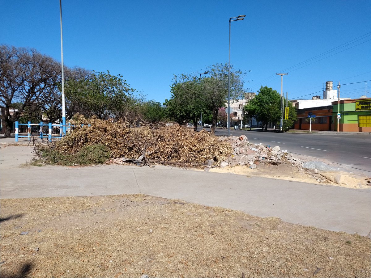 miri_c39's tweet photo. Gracias al CPC RANCAGUA, a su director y a Jorge Almada por enviar a limpiar el #PasoNivel de Av. Las Malvinas y Carlos III y el ex basural #Rancagua . Esperemos que los vecinos cuiden y no contraten carreros. Denuncien y escrache a quienes vean tirando. https://t.co/NPA2veAet5