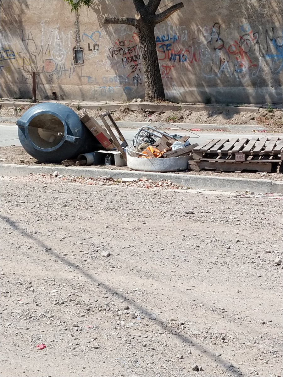 miri_c39's tweet photo. Gracias al CPC RANCAGUA, a su director y a Jorge Almada por enviar a limpiar el #PasoNivel de Av. Las Malvinas y Carlos III y el ex basural #Rancagua . Esperemos que los vecinos cuiden y no contraten carreros. Denuncien y escrache a quienes vean tirando. https://t.co/NPA2veAet5
