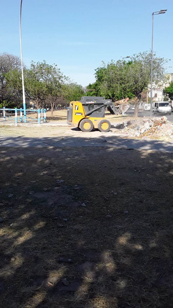 miri_c39's tweet photo. Gracias al CPC RANCAGUA, a su director y a Jorge Almada por enviar a limpiar el #PasoNivel de Av. Las Malvinas y Carlos III y el ex basural #Rancagua . Esperemos que los vecinos cuiden y no contraten carreros. Denuncien y escrache a quienes vean tirando. https://t.co/NPA2veAet5