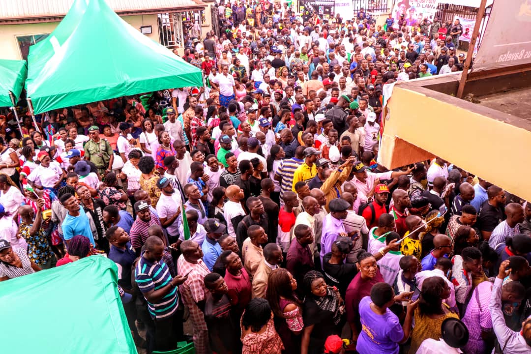 DiriSupport's tweet photo. Gov. Henry Seriake Dickson formally commissions the PDP Campaign Secretariat amidst massive crowd of supporters. https://t.co/A8KB5QpfcG